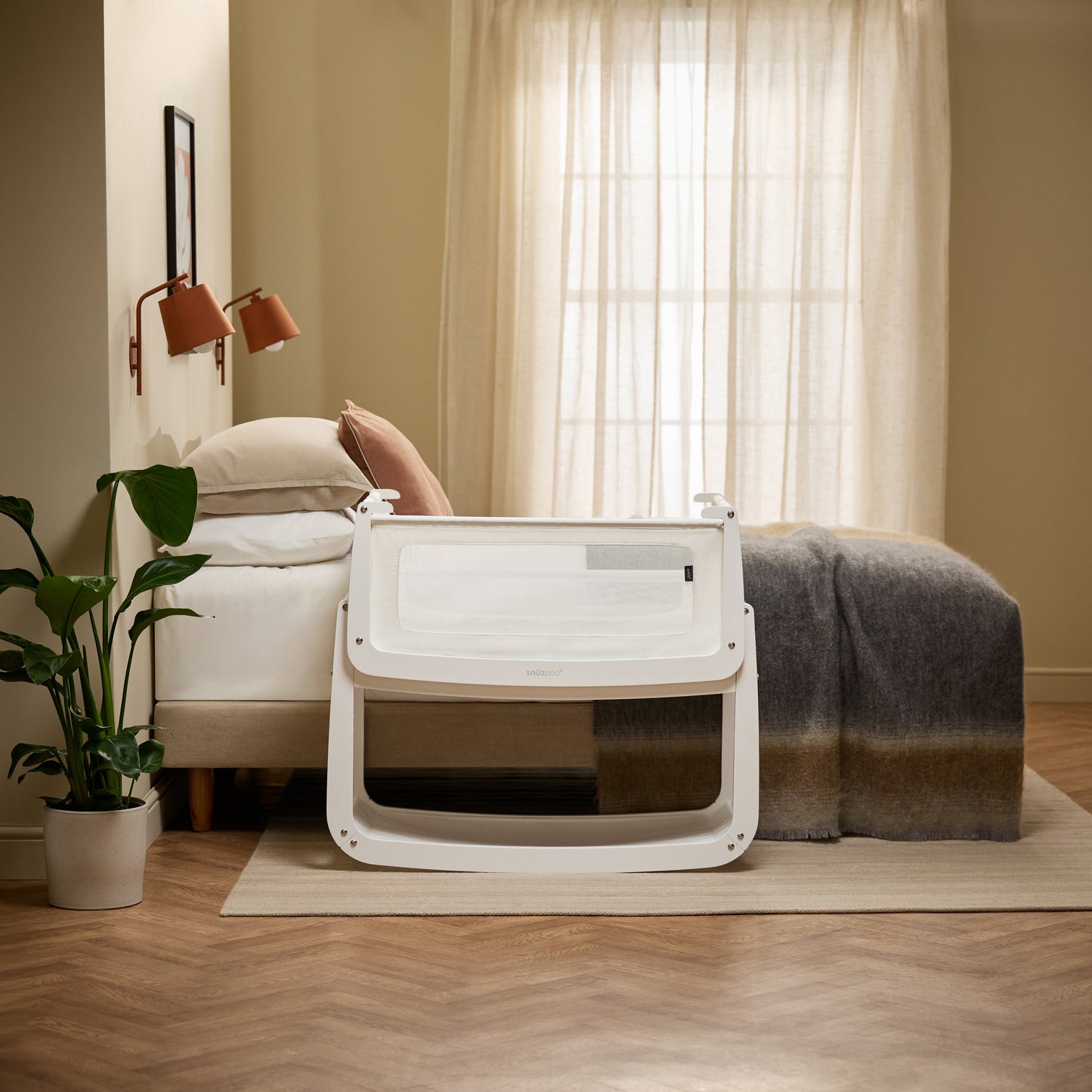 SnuzPod5 Bedside Bassinet White