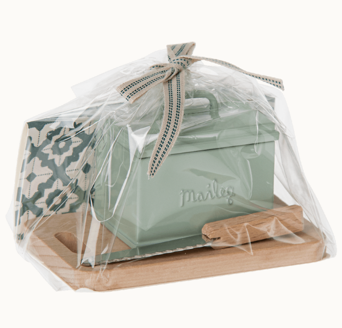 MAILEG MINATURE BREAD BOX WITH CUTTING BOARD