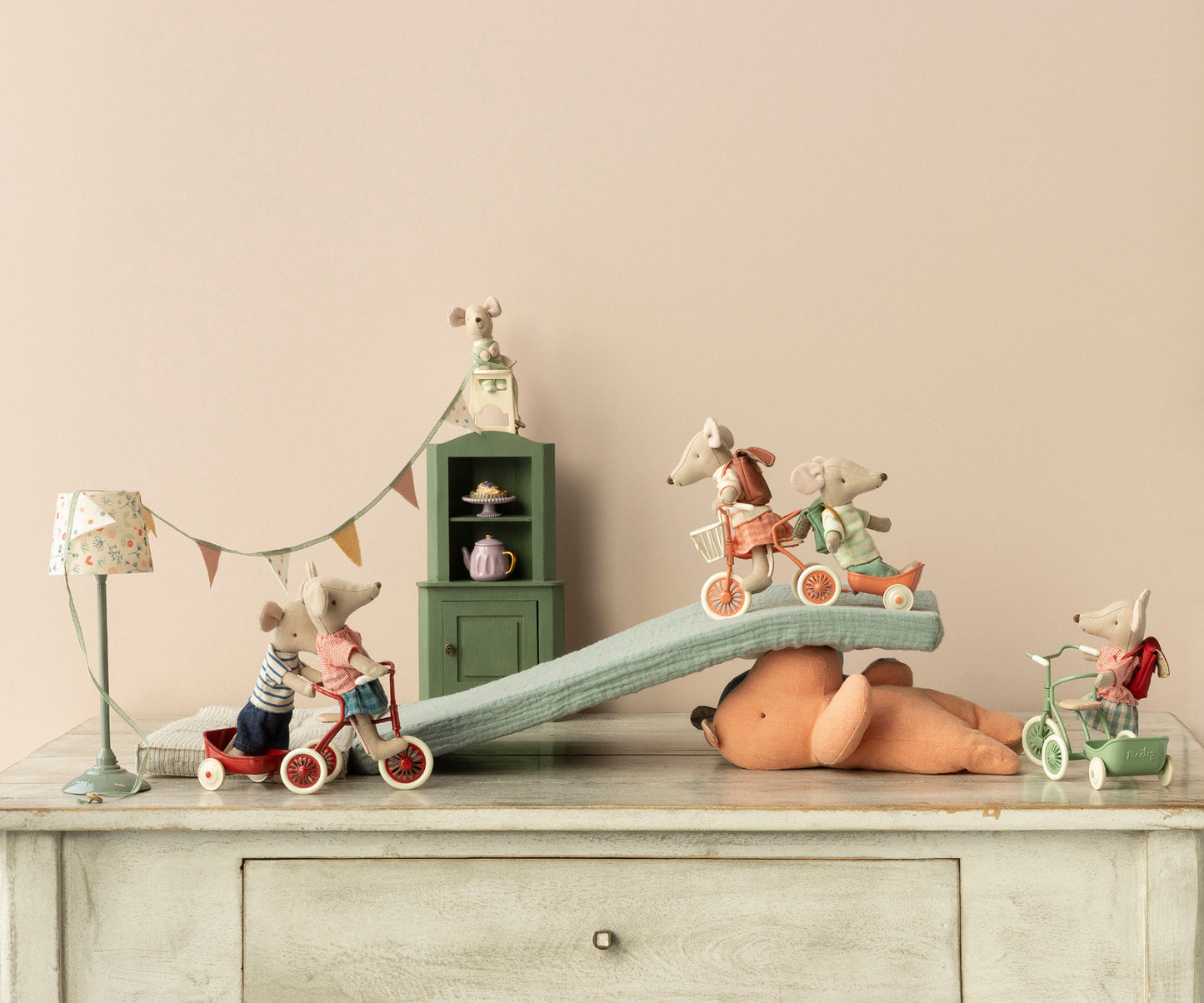 MAILEG TRICYCLE MOUSE, BIG SISTER - RED