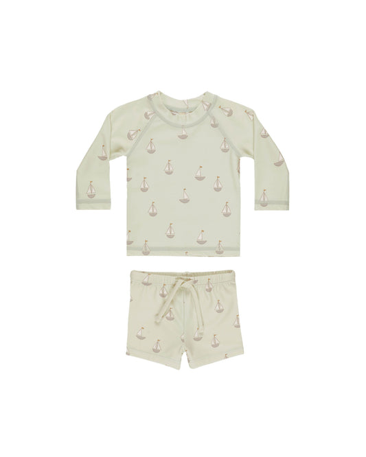 QUINCY MAE FINN RASHGUARD + SHORT SET SAILBOATS