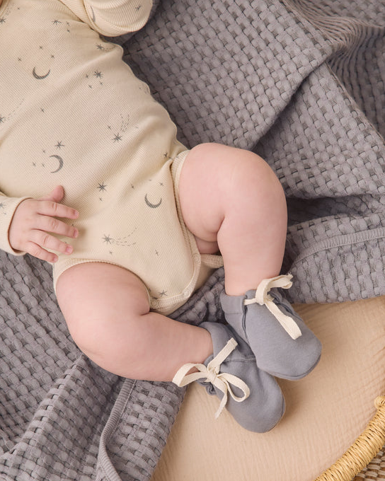 QUINCY MAE RIBBED BODYSUIT, 2 PACK SLATE MICROSTRIPE, CELESTIAL