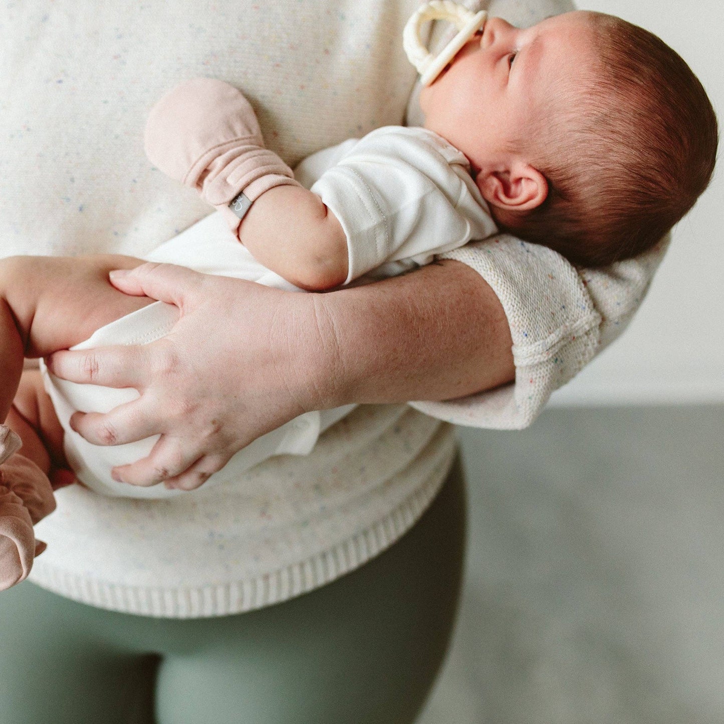 GOUMI STAY ON MITTS ROSE 3-6M