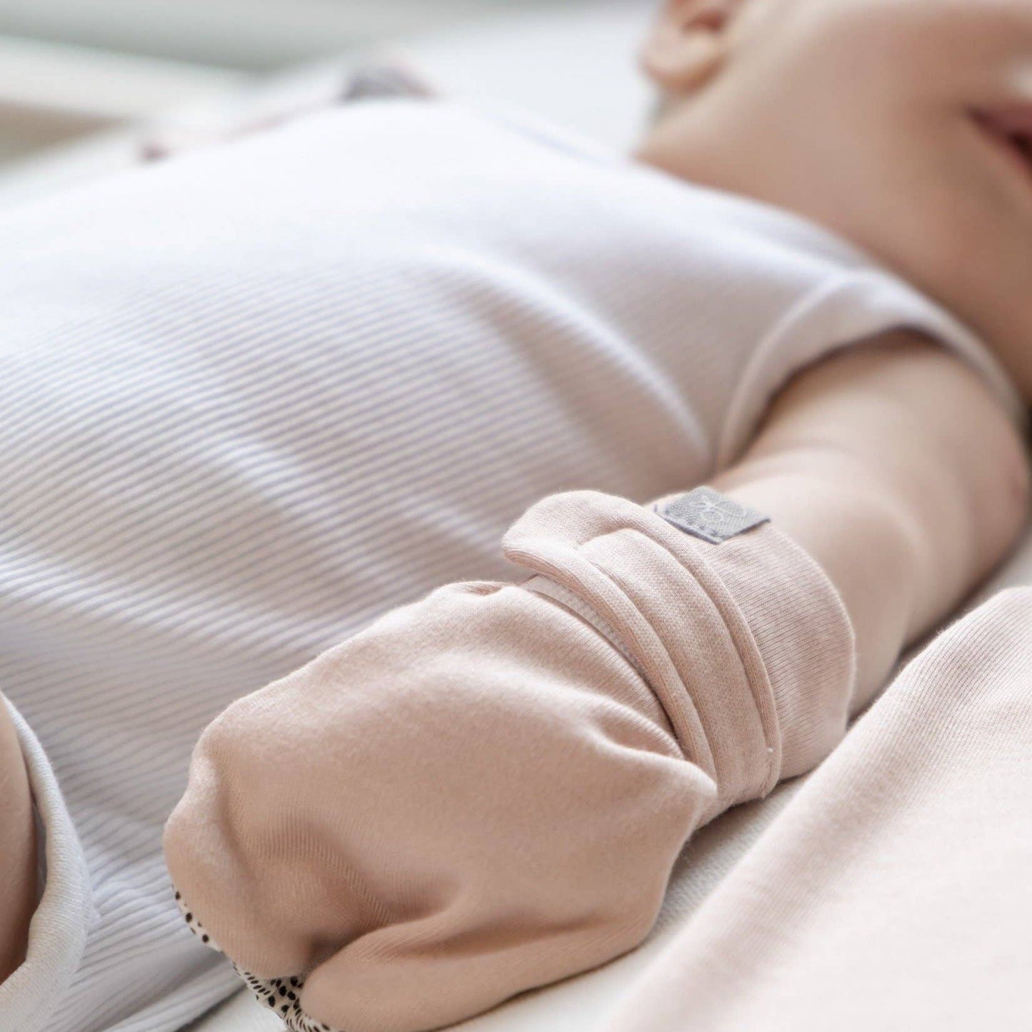 GOUMI STAY ON MITTS ROSE 3-6M