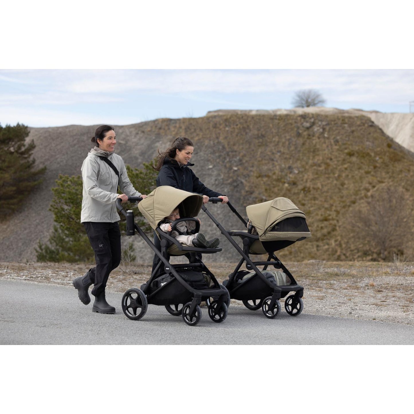 THULE CHARM STROLLER WITH NEWBORN INSERT