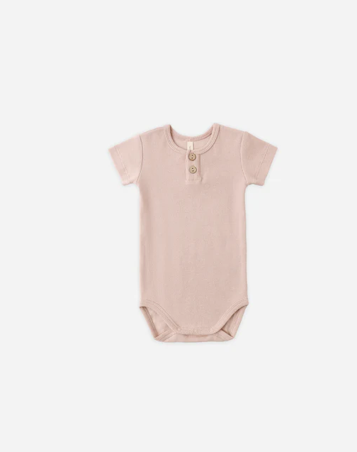 QUINCY MAE RIBBED HENLEY BODYSUIT BLUSH