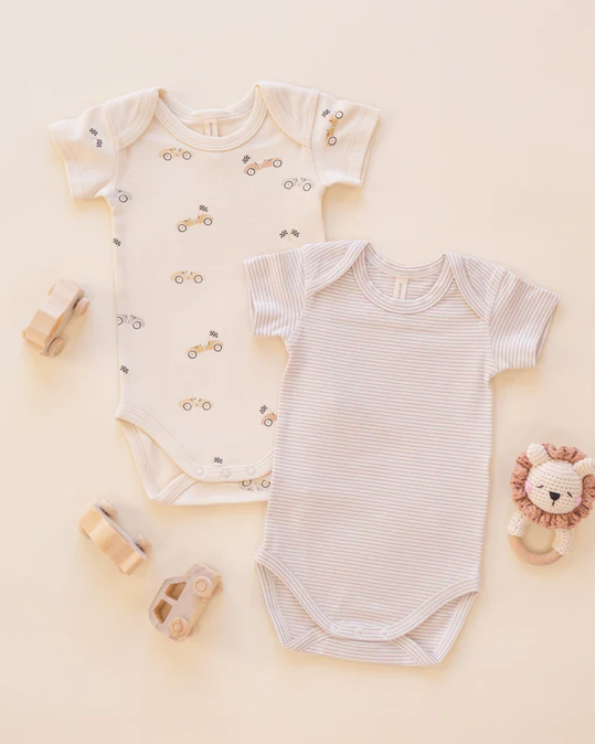 QUINCY MAE SHORT SLEEVE BODYSUIT PACK RACE CAR, OAT MICRO STRIPE
