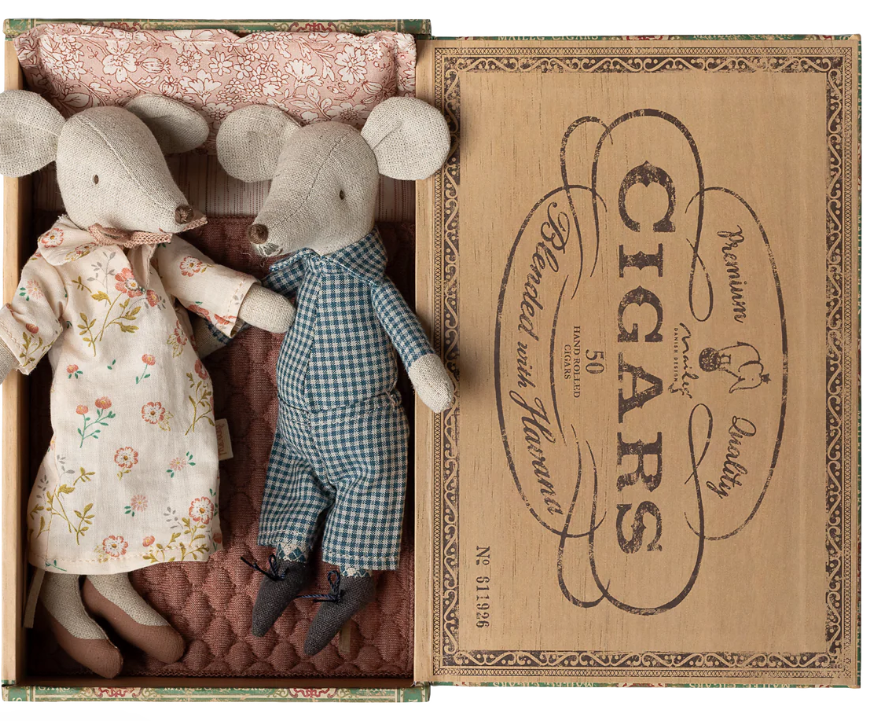 GRANDMA AND GRANDPA MICE IN CIGARBOX